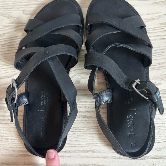 TOMS Sloane Black Leather Strappy Flats Sandals • size 7 - Picture 6 of 7